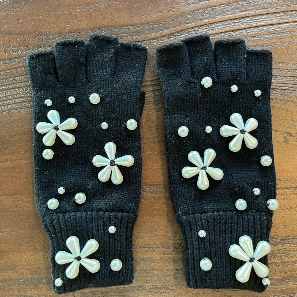 Lele Sadoughi Black Fingerless Gloves with Pearl Embellishments - NWOT - Picture 3 of 4